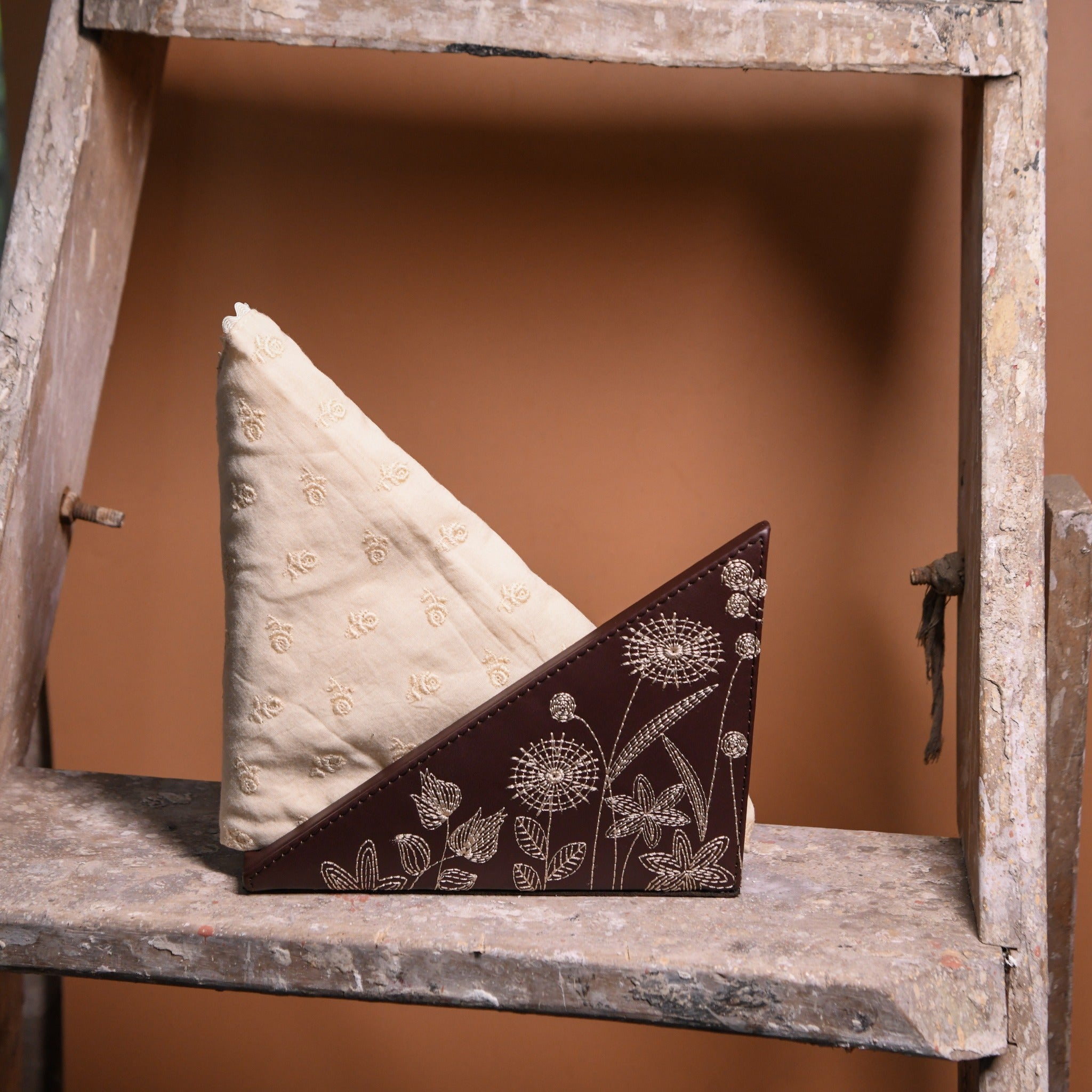 Bloom Tissue Holder