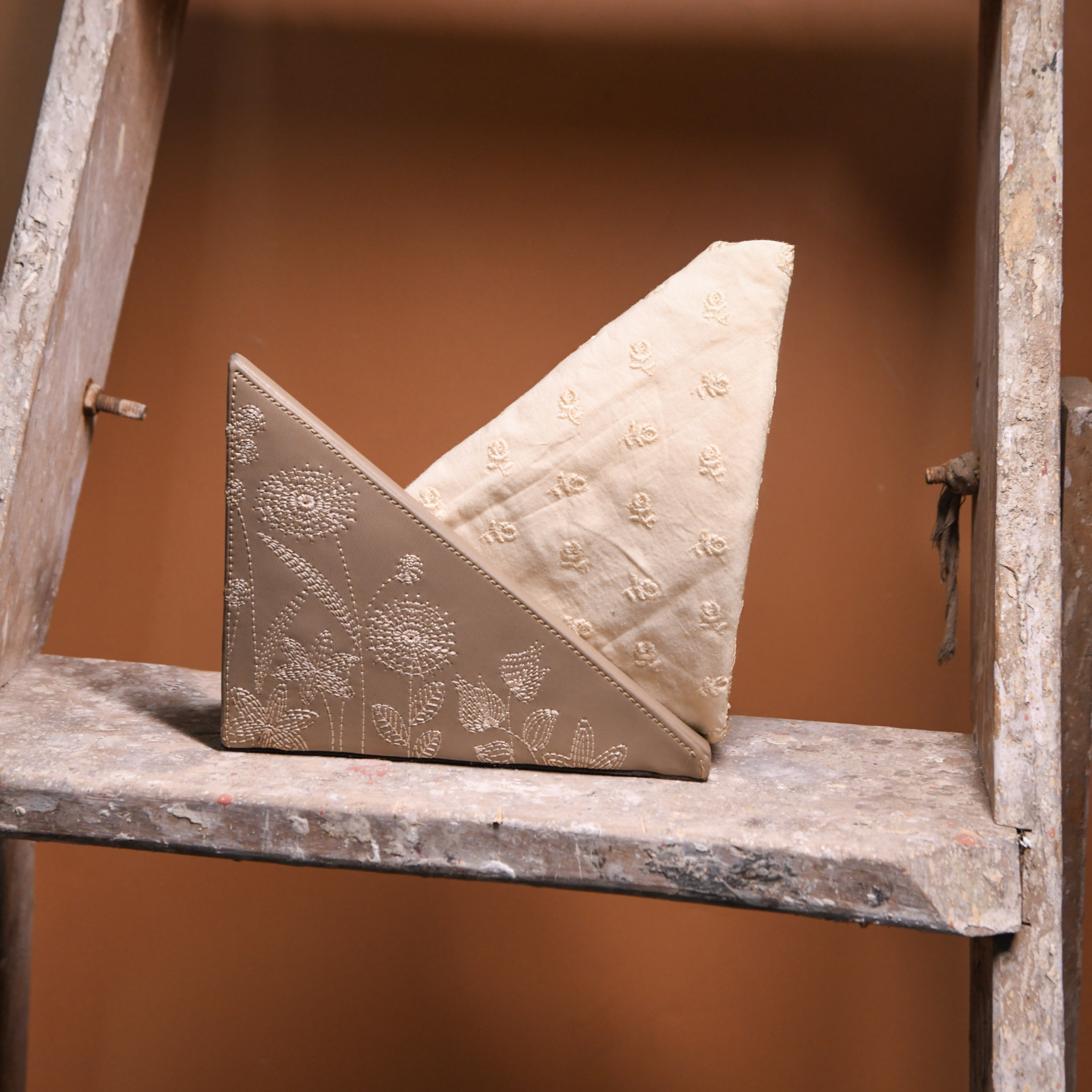 Bloom Tissue Holder